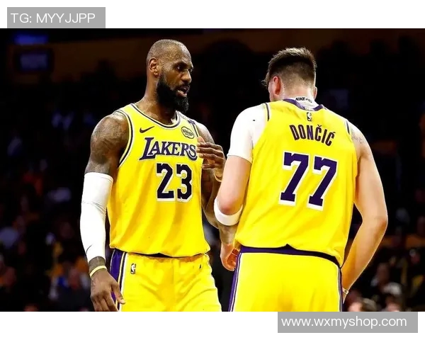 太阳队与独行侠队激战正酣比分胶着引发球迷热议 太阳队与独行侠队激战正酣比分胶着引发球迷热议