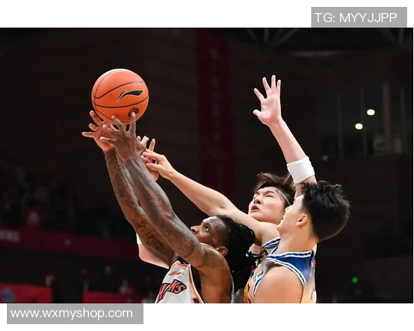 特雷杨的篮球之路：从新秀到全明星的成长故事与挑战